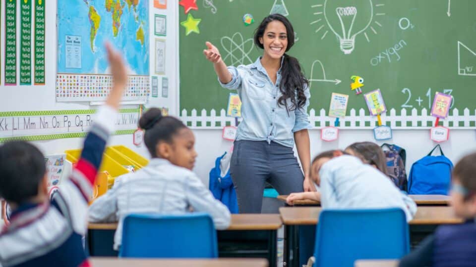 une photos d'une enseignantes dans une classe pour illuster le projet de suppression de postes d'enseignants