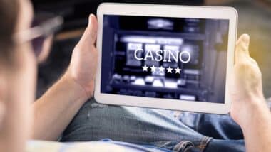 Une photo d'une personne qui joue aux casinos en ligne 