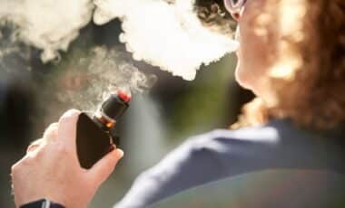 Photo d'une femme fumant une cigarette électronique