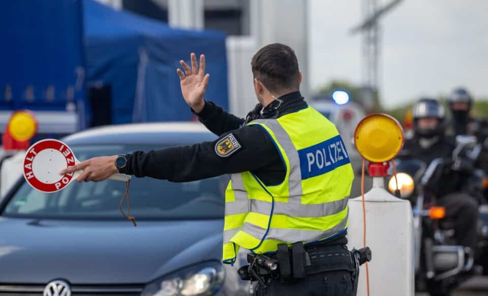 Un agent de la police aux frontières opérant un contrôle