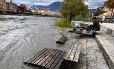 Une image montrant une ville française faisant face à des crues suite à une météo agitée