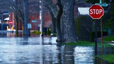 une photo d'un espace inondé par les eaux pour illustrer une météo agitée