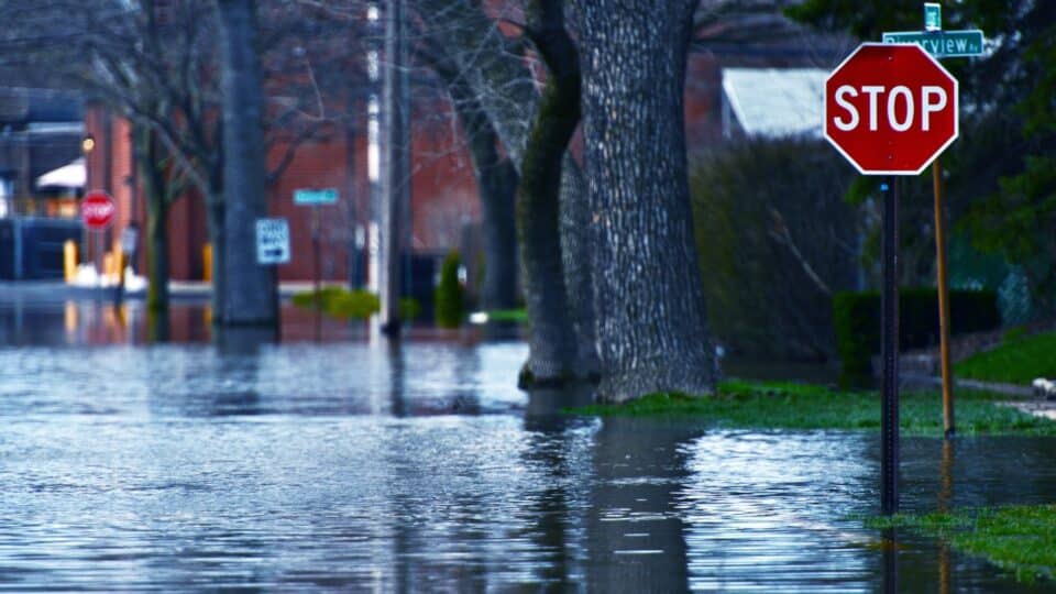 une photo d'un espace inondé par les eaux pour illustrer une météo agitée