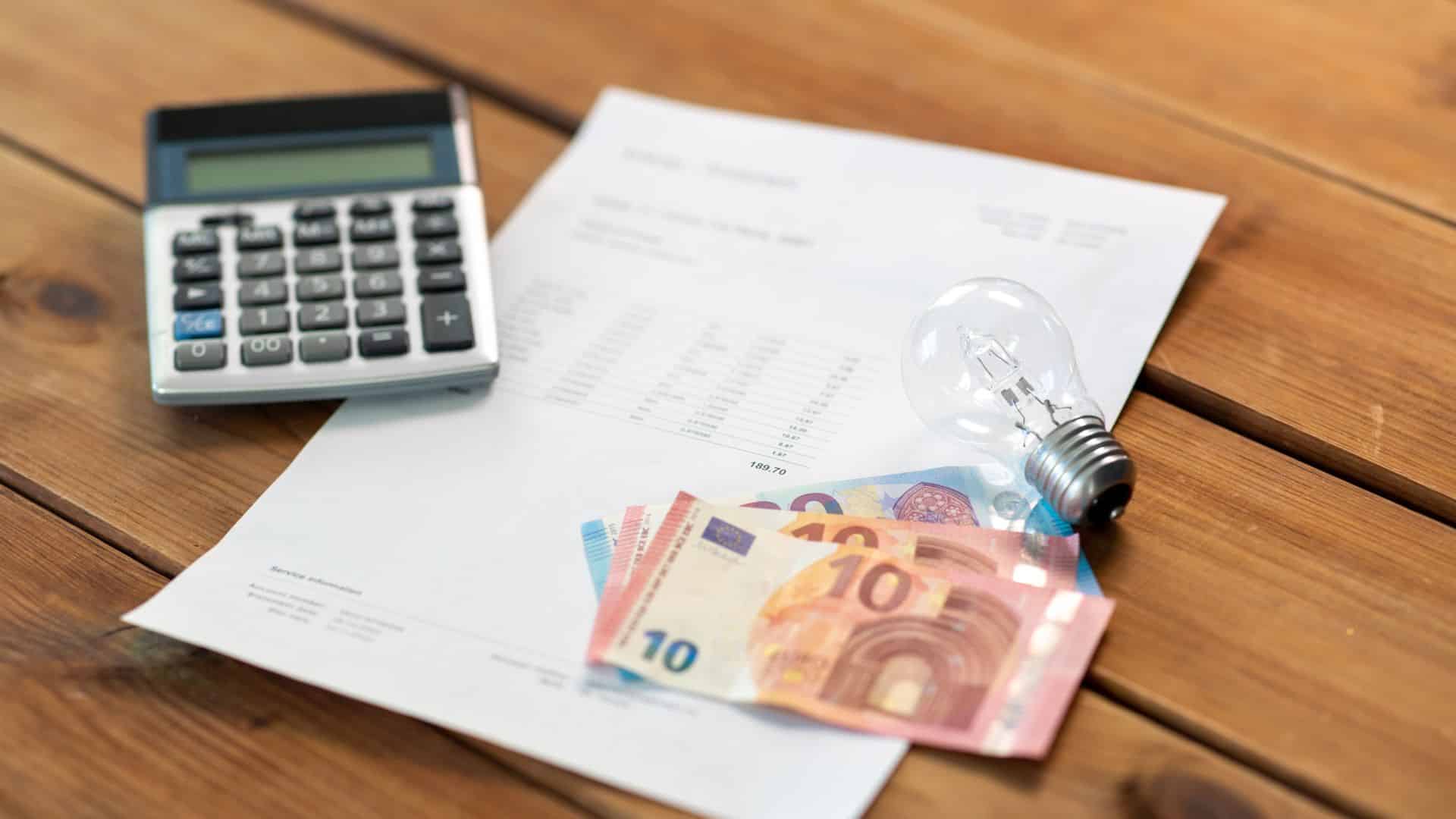 De l'argent posé sur une facture d'électricité