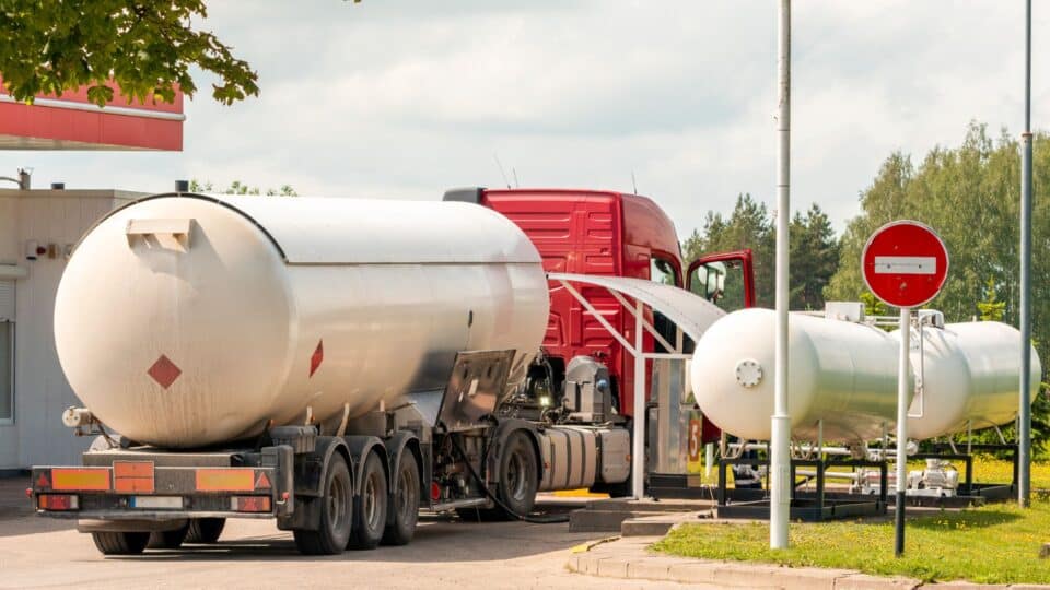 Camion-citerne en stationnement transportant du fioul domestique