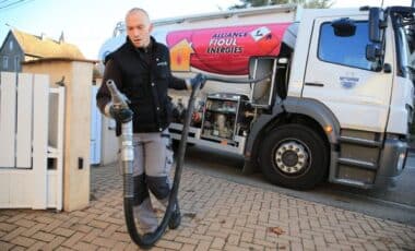 Photo d'un homme avec un camion citerne de fioul Domestique