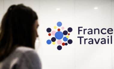 Une personne dans une agence de France Travail