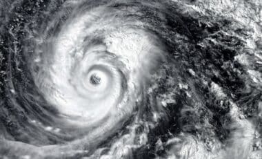 Une vue satellite d'un puissant cyclone pour illustrer une météo agitée