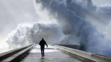 Météo agitée illustrée par une grosse vague