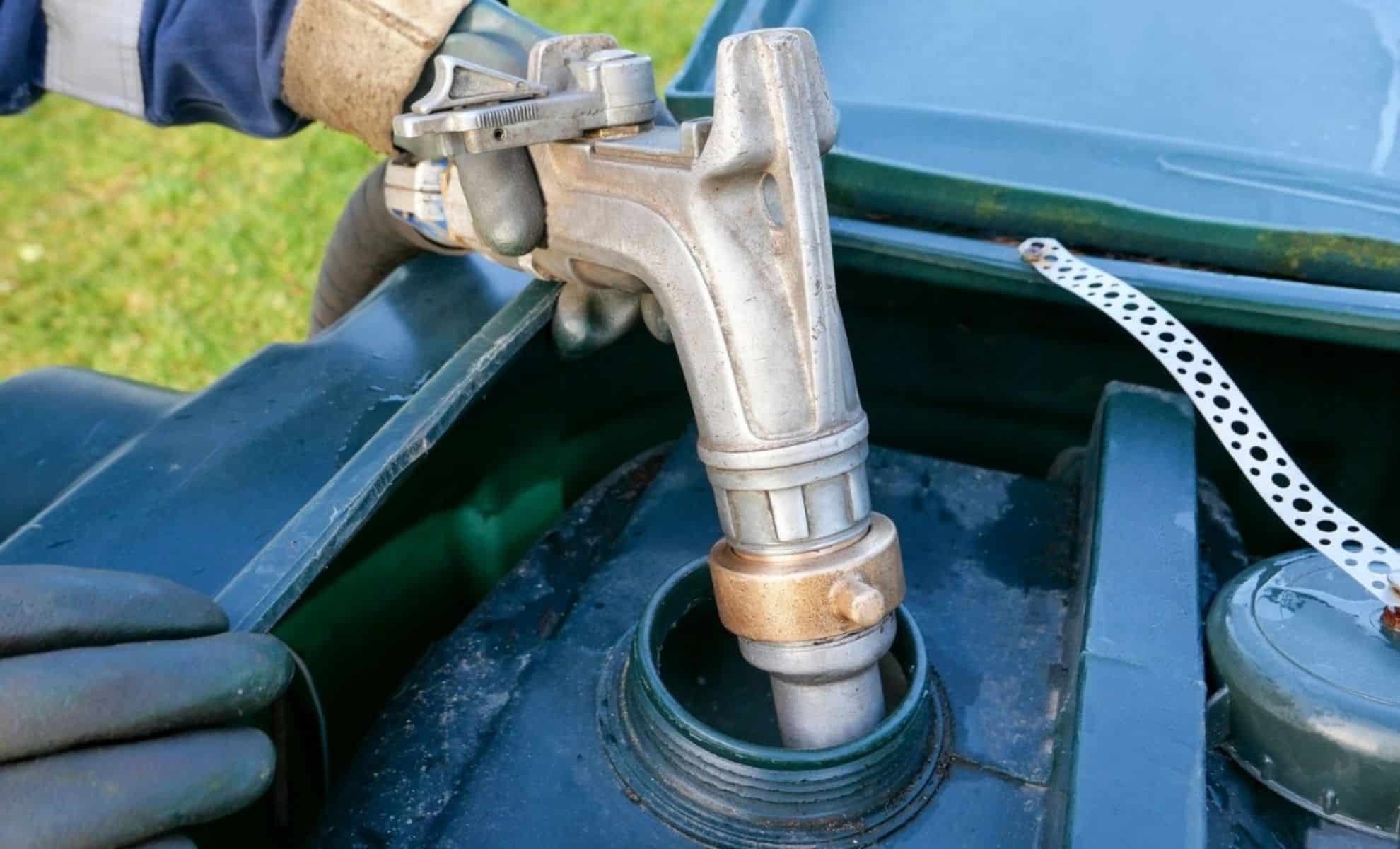 Un pistolet remplissant une cuve de Fioul Domestique