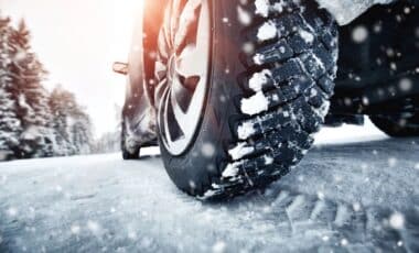 Photo d'une voiture équipée de pneus neige