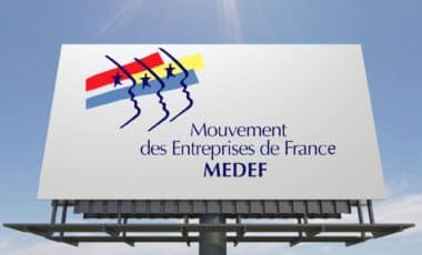 Un panneau avec le logo du Mouvement des Entreprises de France (MEDEF)