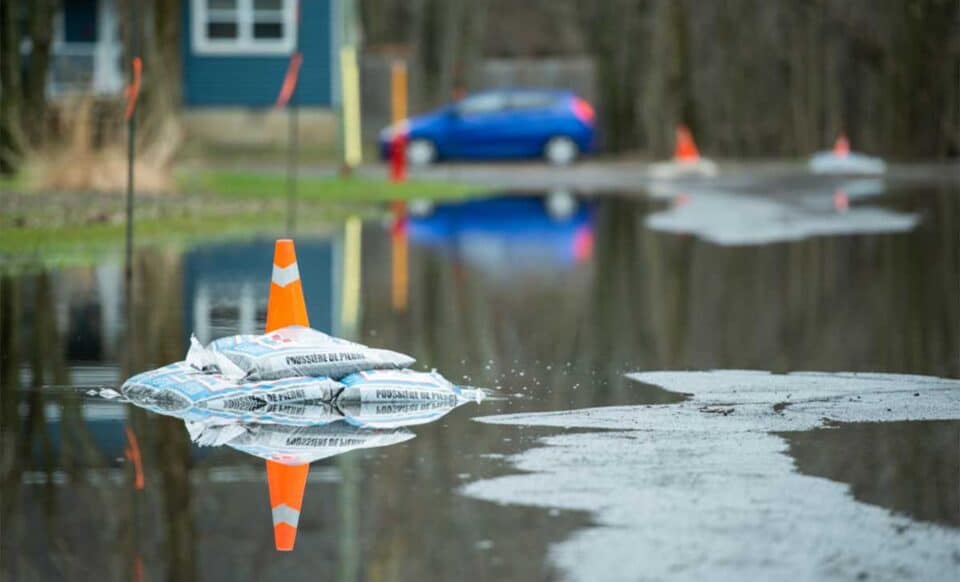 Météo avec une photo d'inondation