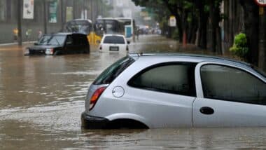 Météo illustrée par une voiture dans l'eau à cause de crues