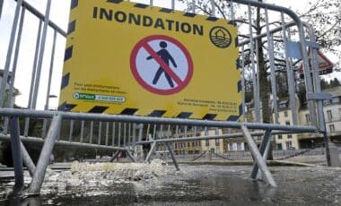 Météo fortement dégradée illustrée par un panneau d'alerte aux inondation