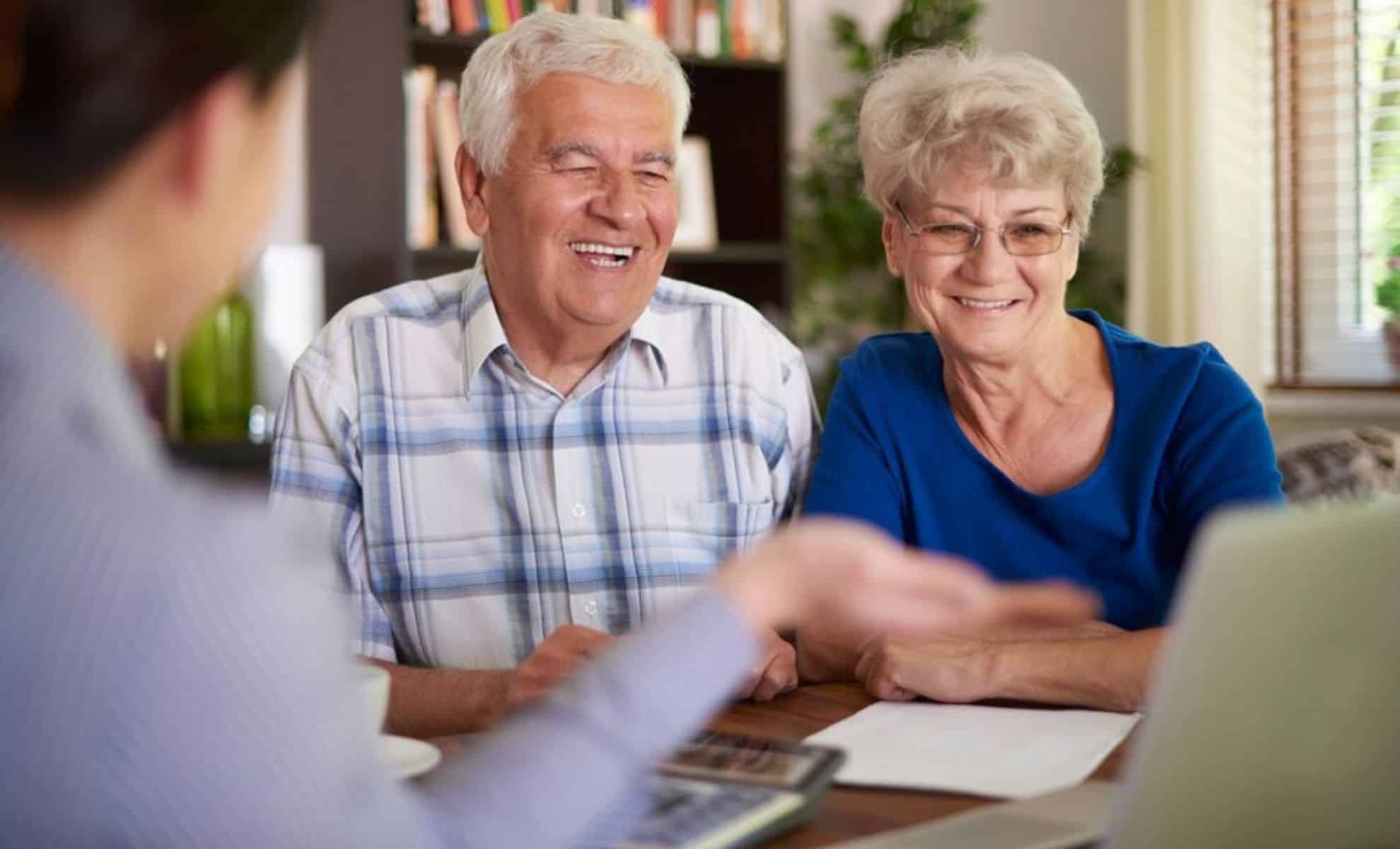 Un couple de personnes âgées pour illustrer la retraite