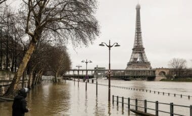 Météo agitée illustrée par la tour Eiffel sous la pluie