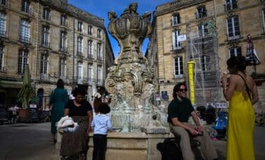 Météo variée illustrée par des personnes qui profitent du soleil devant un monument