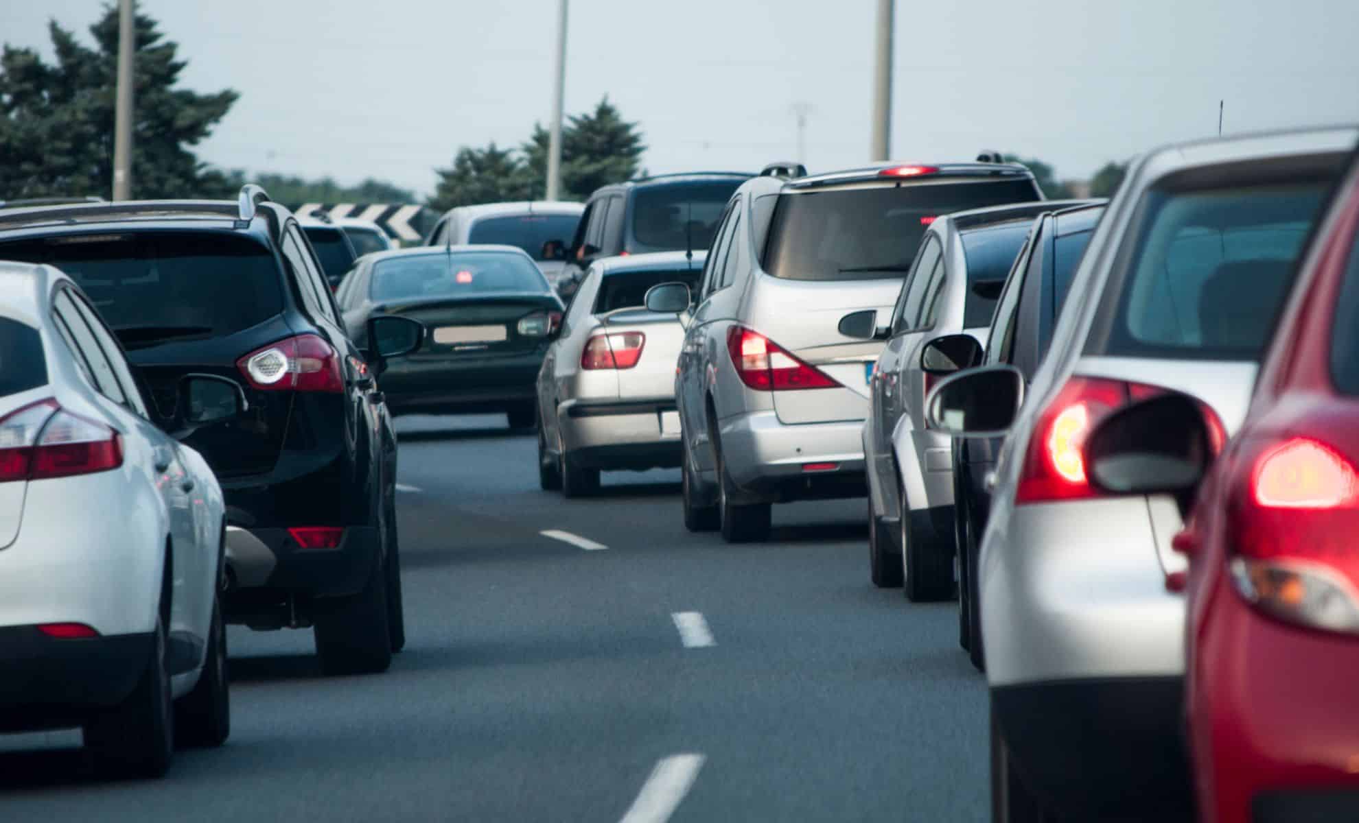 Photo d'une autoroute encombrée, avec des véhicules alignés sur deux voies