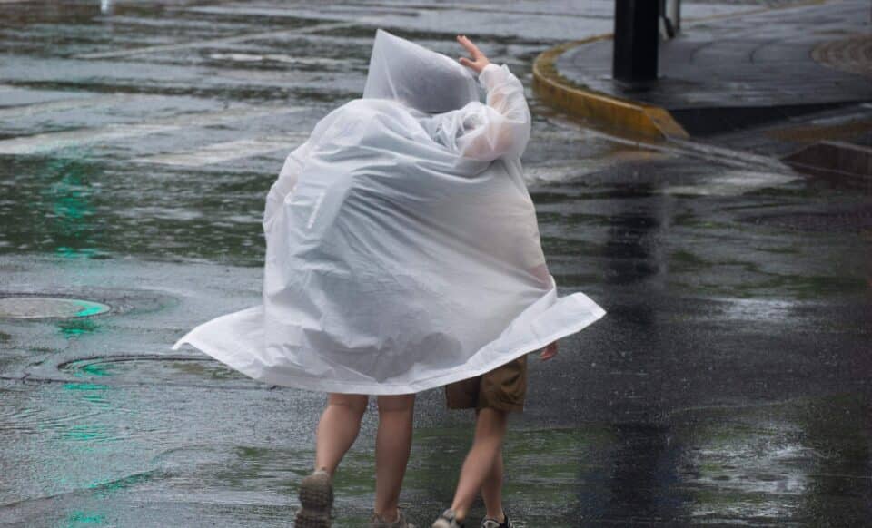 Deux piétons sous une météo agitée