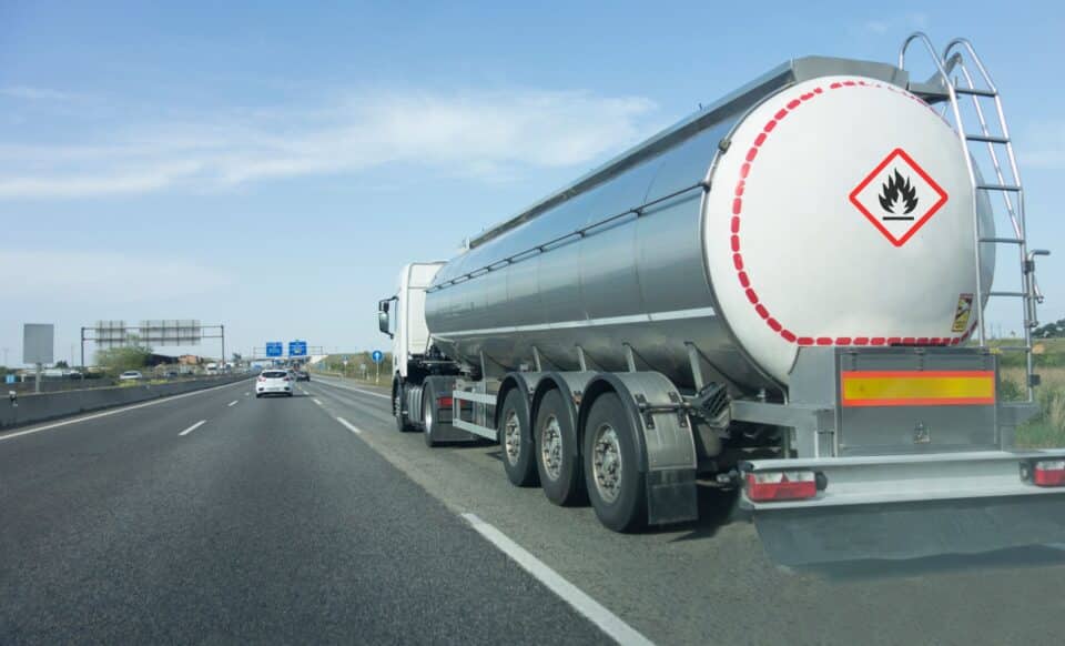 Un camion-citerne transportant du fioul domestique