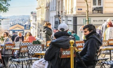 Météo ensoleillée illustrée par un paysage urbain