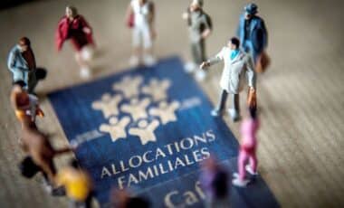 Allocation Sociale Unique Plafonnée illustrée par une phtos des représentant la caisse des allocations familiales