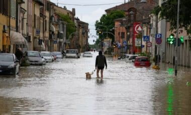 Une rue inondée pour illustrer une météo agitée