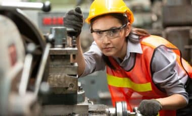 Photo d'une femme dans un site industriel pour ilustrer l'industrie