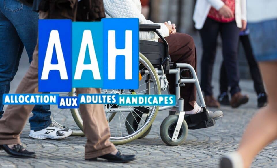 Photo montage : personne en fauteuil roulant + l'acronyme AAH (allocation aux adultes handicapés)