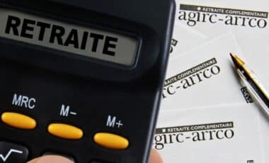 Une calculatrice sur laquelle est écrit retraite