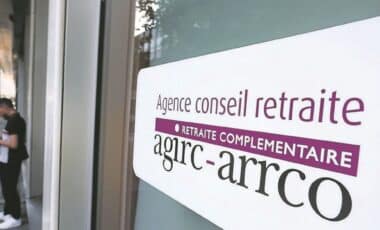 Panneau indiquant une Agence de conseil retraite de l'Agirc-Arrco