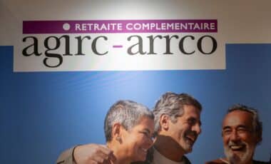 Photo montage du fronton du régime de retraite Agirc-Arrco avec trois personnes d'un certain âge affichant un grand sourire