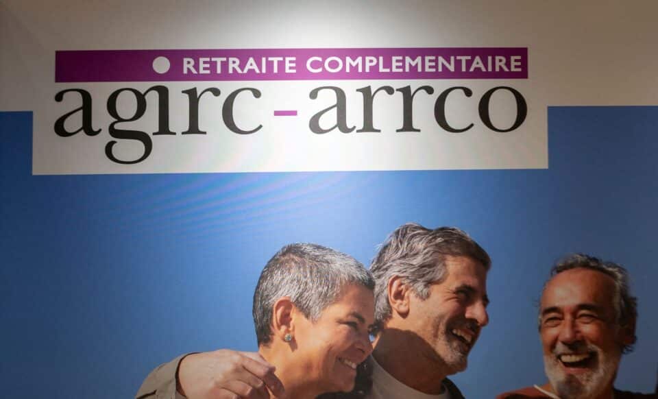 Photo montage du fronton du régime de retraite Agirc-Arrco avec trois personnes d'un certain âge affichant un grand sourire