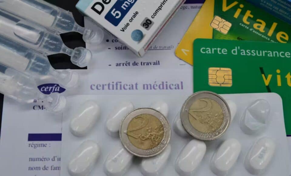 Photo regroupant des pièces d'argent, la carte vitale, des médicaments et un certificat médical pour évoquer les remboursements santé