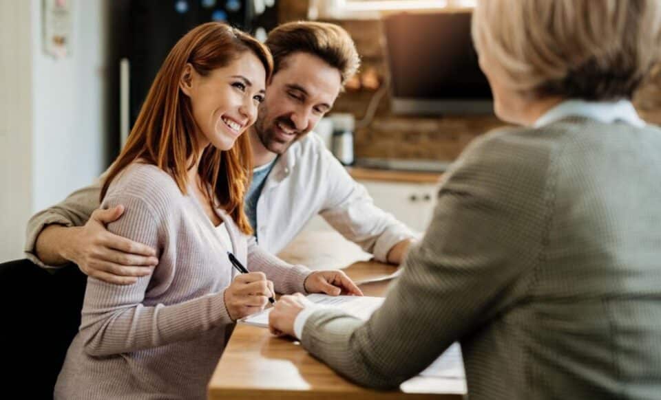 Trois personnes dans un bureau pour illustrer l'assurance Vie