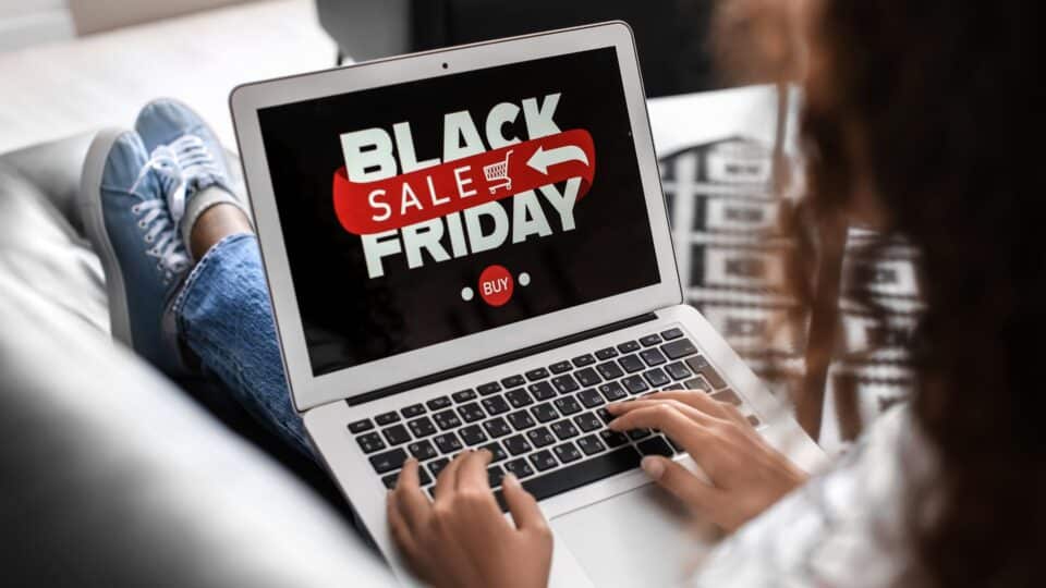 Black Friday écrit sur un écran d'ordinateur