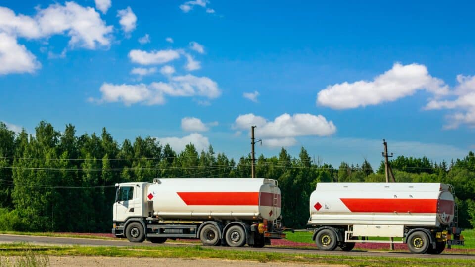 Photo d'un camion avec deux citernes de fioul domestique