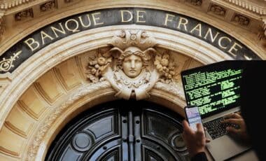 La Banque De France avec un écran qui symbolise une cyberattaque