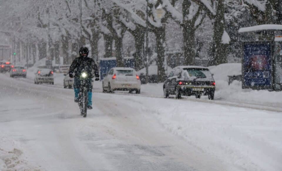 Photo d'une route enneigée pour illustrer une météo hivernale