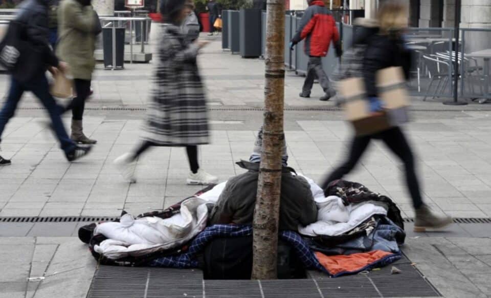 Une photo d'un SDF pour illustrer la pauvreté des immigrés en France