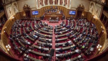 Le Sénat pour illustrer le débat concernant la vent des voitures thermiques