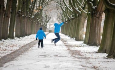 Deux personnes marchant sous la neige pour illustrer une météo hivernale extrême