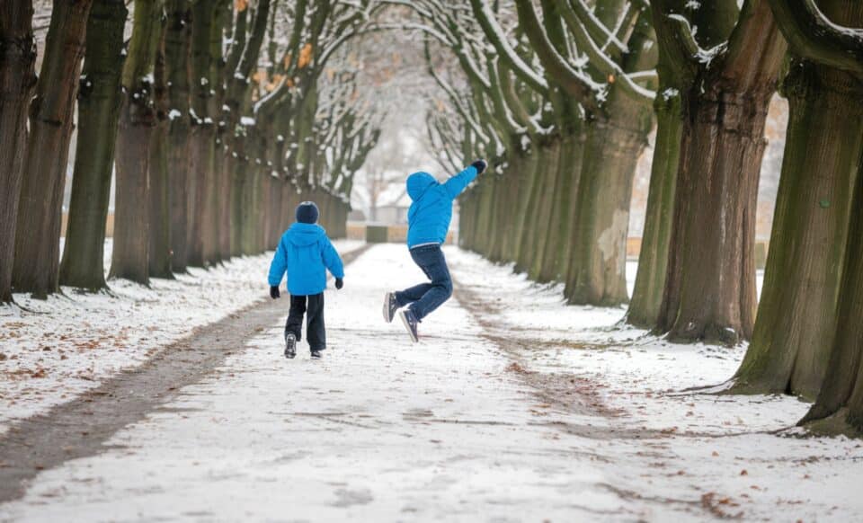 Deux personnes marchant sous la neige pour illustrer une météo hivernale extrême