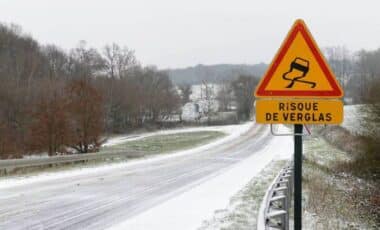 Photo d'une toute enneigée présentant un risque de verglas pour illustrer une météo dégradée