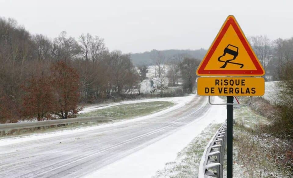 Photo d'une toute enneigée présentant un risque de verglas pour illustrer une météo dégradée