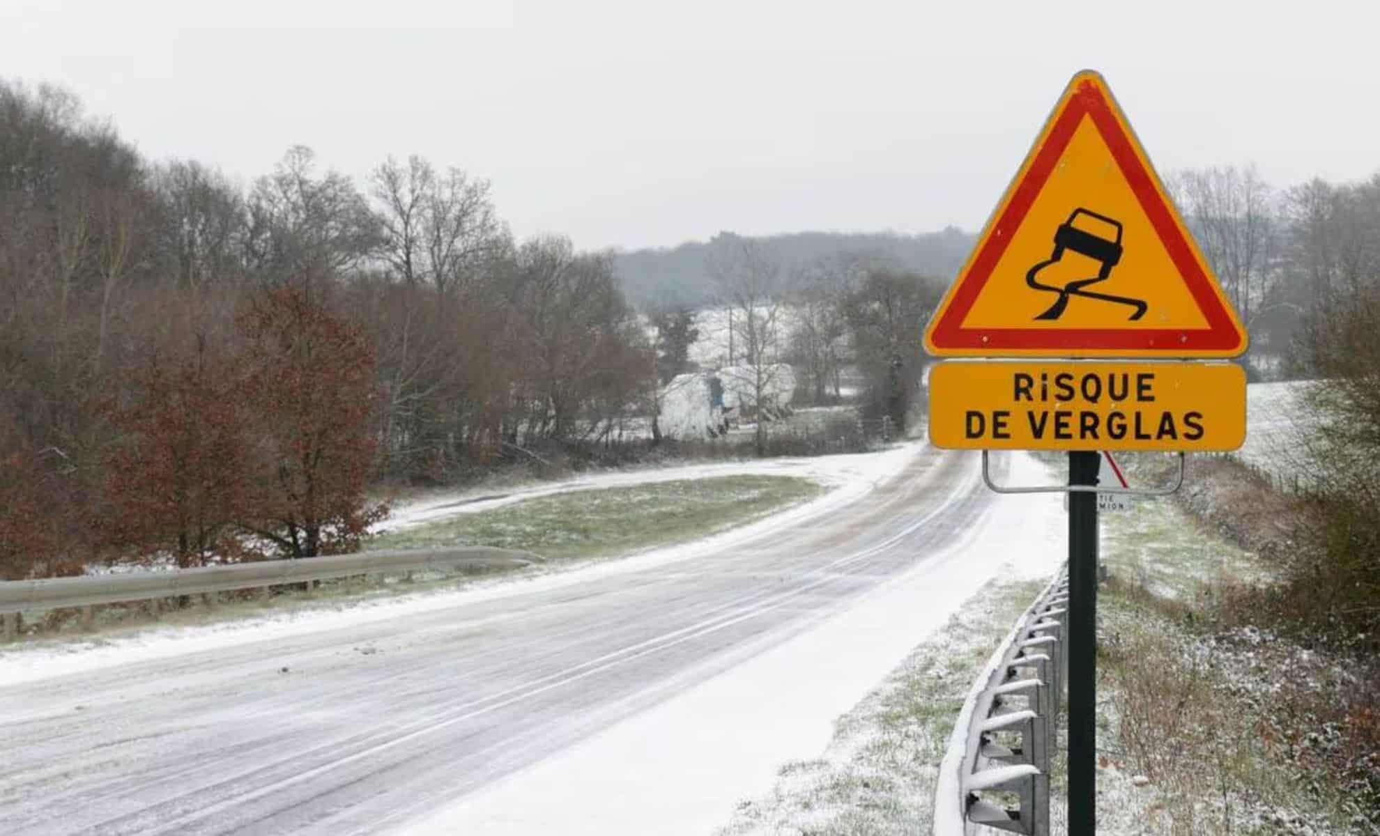 Photo d'une toute enneigée présentant un risque de verglas pour illustrer une météo degradée