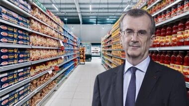 Photo montage du gouverneur de la banque de France avec des rayons d'un supermarché en arrière-plan