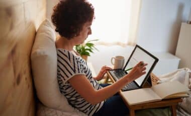 Une femme en télétravail