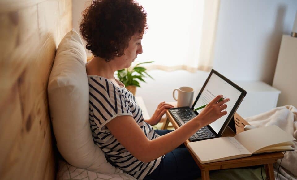 Une femme en télétravail